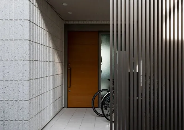 Drzwi premium z wkładami termoizolacyjnymi – czy warto dopłacić?