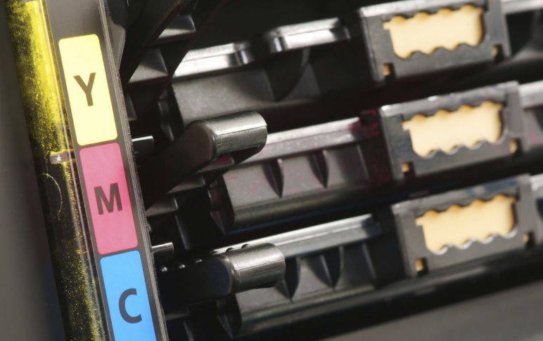 Jak producent tonerów testuje zgodność z różnymi papierami i warunkami biurowymi?