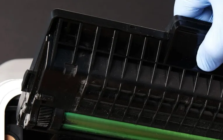 Jak producent tonerów wpływa na stabilność wydruku przy dużych wolumenach (serie faktur, raportów)?